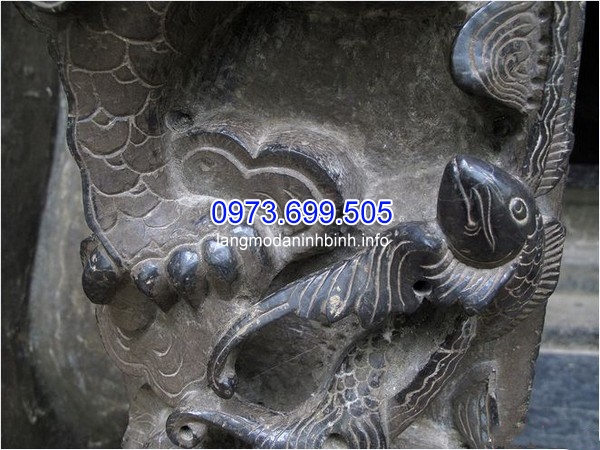 Trên cột đá rồng còn chạm khắc hình cá chép, tượng trưng cho tích "Cá chép hóa rồng"