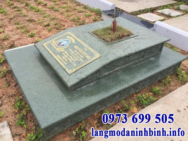 Lăng mộ đá xanh rêu được nhiều người ưa chuộng vì độ bền, cứng và giá trị thẩm mỹ