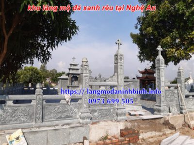 Hình ảnh lắp đặt khu lăng mộ công giáo bằng đá xanh rêu tại Nghệ An