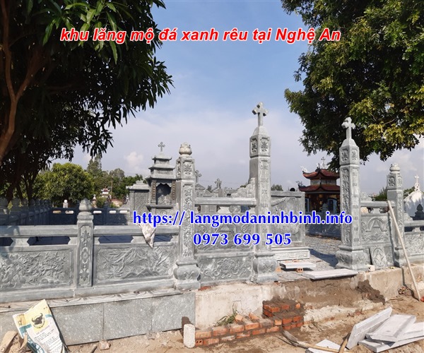 Hình ảnh lắp đặt khu lăng mộ công giáo bằng đá xanh rêu tại Nghệ An