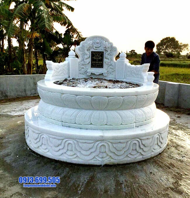 mộ được làm từ đá trắng