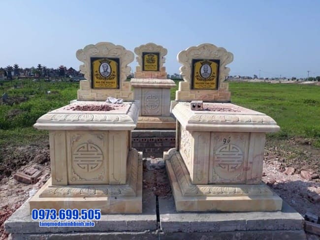 mộ được làm từ đá vàng