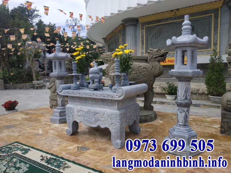 Bàn thờ đá được dựng nên ở các khu lăng mộ, đền chùa